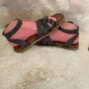 Very G Jules Women’s Sandal Charcoal Size 7.5 in good used condition